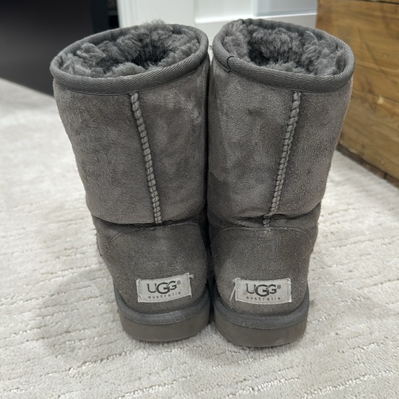 UGG Classic Short Boot - Picture 4 of 5